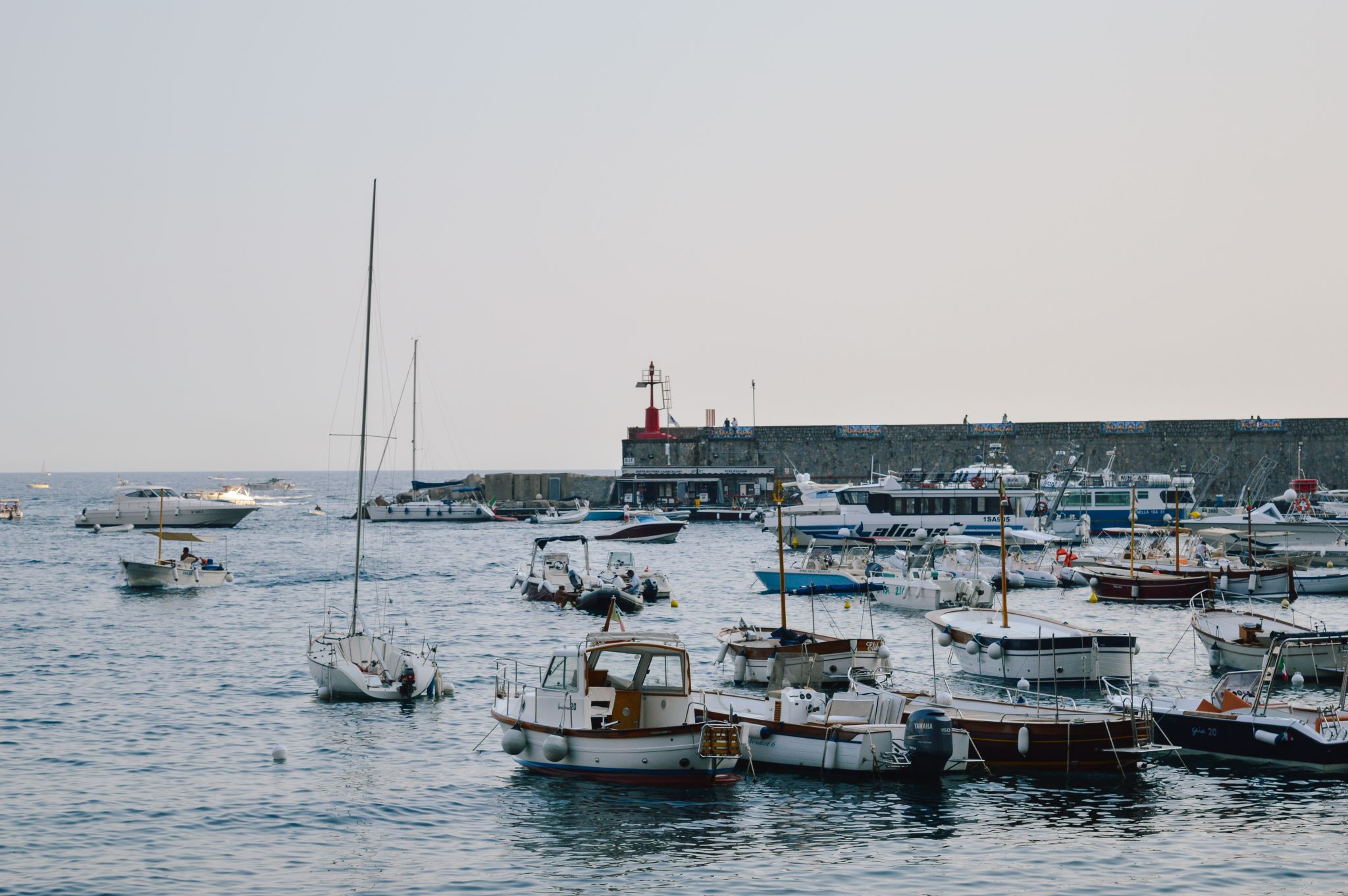 Costiera Amalfitana, porto, serie di traghetti ed imbarcazioni di diversa tipologia, mare, trekking, Campania
